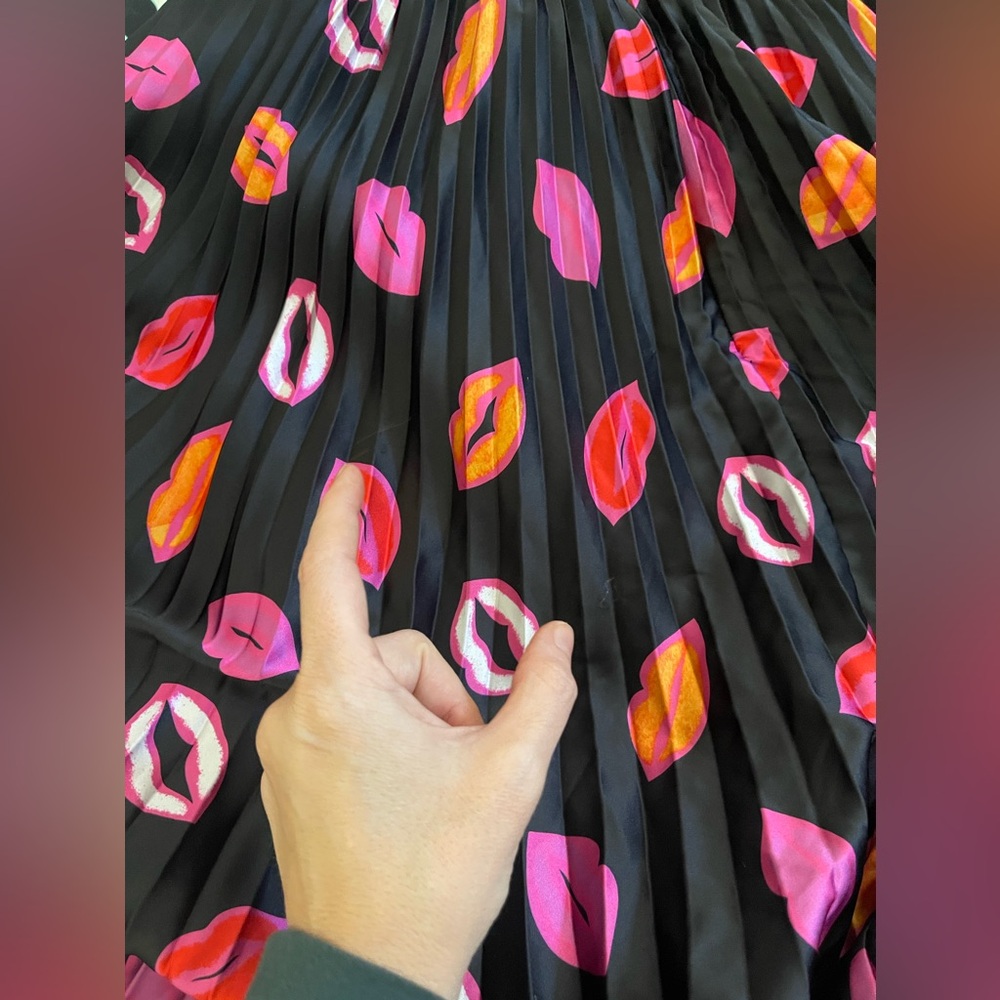 AMUR Afra Pleated Black Bisou Pink Red Lips Lip Kisses Midi Dress - Size 12 - Picture 5 of 5